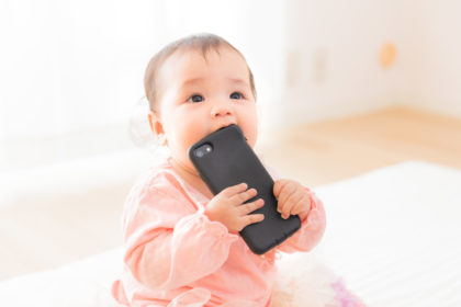 赤ちゃん×スマートフォン